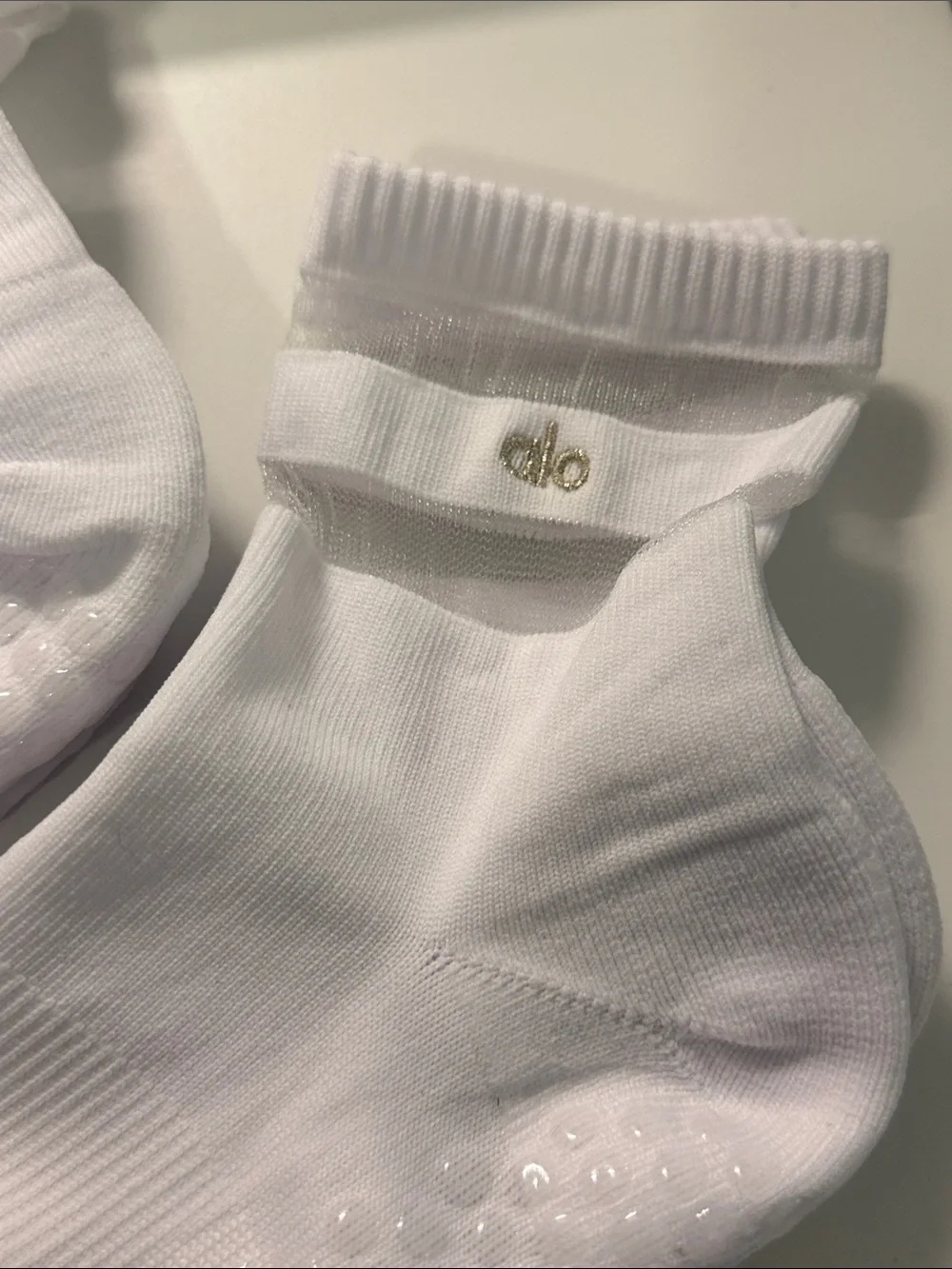 ALO Yoga White Ankle Grip Socks - Women's 3 Pair